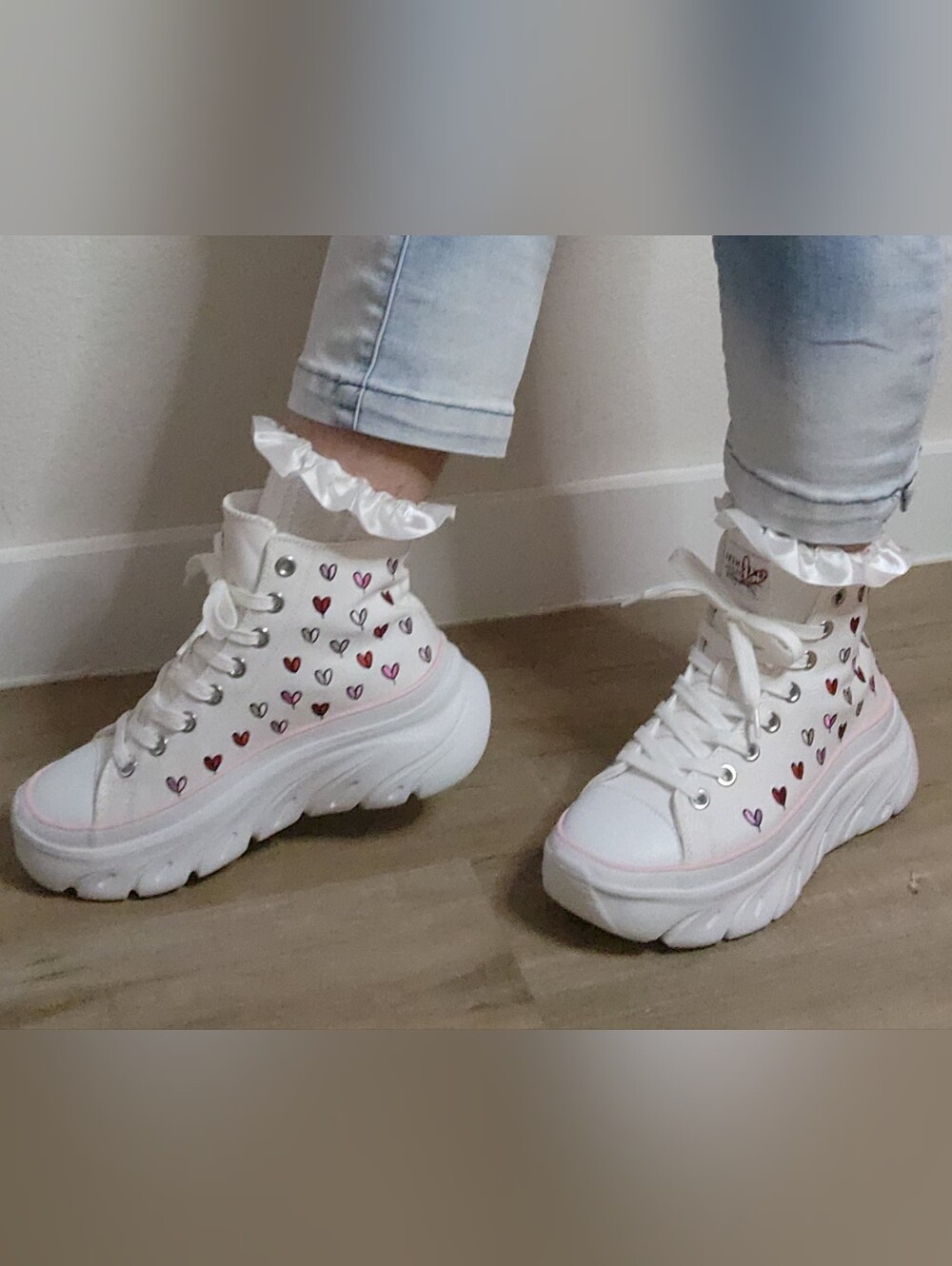 New Women's Skechers Embroidered Hearts Designed by JGoldcrown NWOT Size 6.5